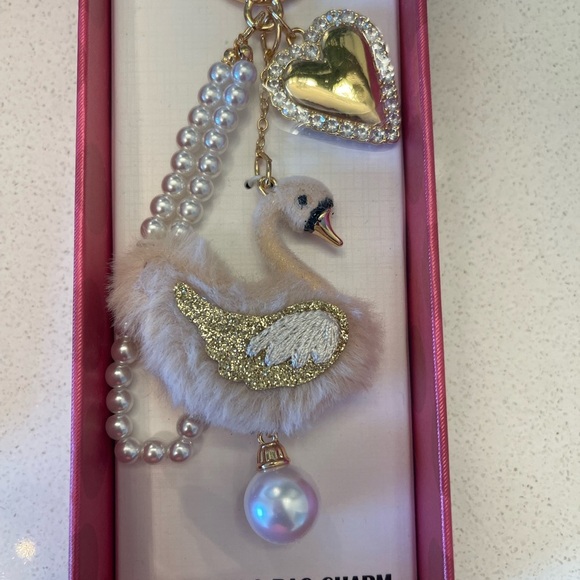 Swan and Heart Key Chain Bag Charm w pearls ! New in box - Picture 1 of 3